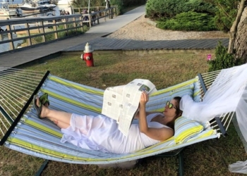 Всегда готова: американка не снимает свадебное платье в ожидании жениха