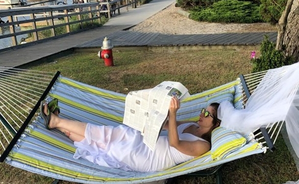 Всегда готова: американка не снимает свадебное платье в ожидании жениха