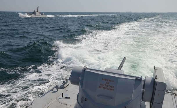 Аваков опубликовал видео тарана украинского судна в Азовском море