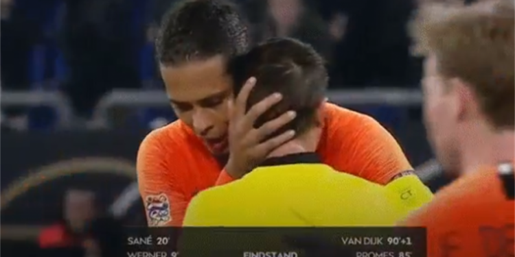 Герой футбольного поединка Германия – Нидерланды утешил арбитра, у которого недавно умерла мама