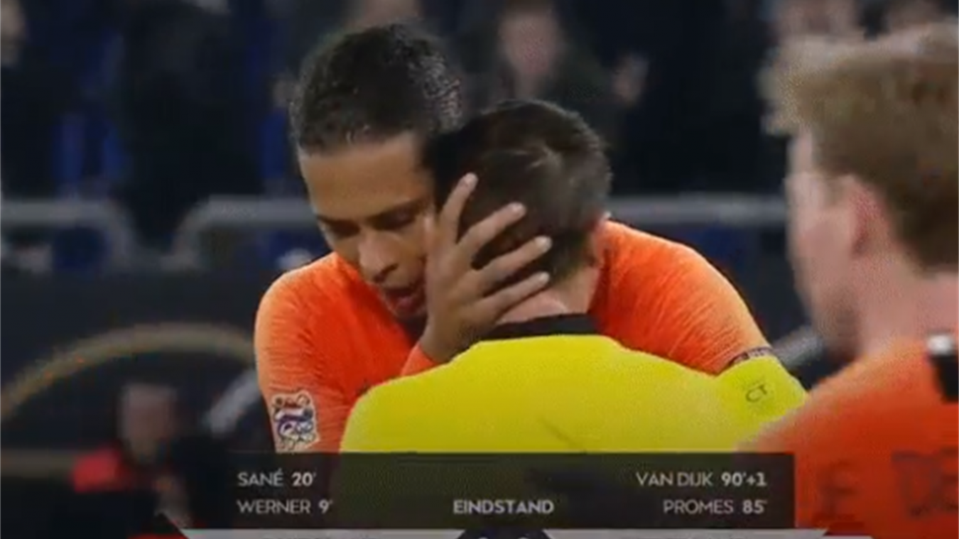 Герой футбольного поединка Германия – Нидерланды утешил арбитра, у которого недавно умерла мама