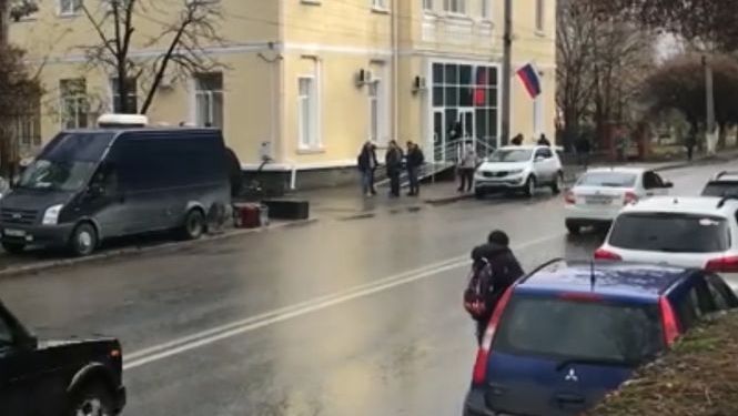 “Суд” над украинскими моряками: члена экипажа буксира Яны Капу арестовали на два месяца