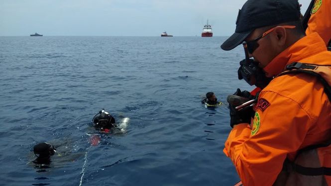 Авиакатастрофа в Индонезии: во время поисковой операции погиб водолаз 1