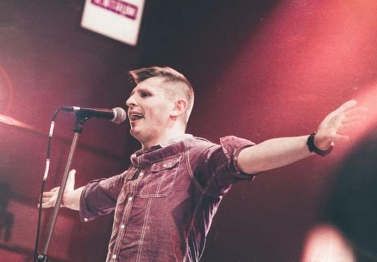 Солист украинской рок-группы провалился под сцену во время выступления