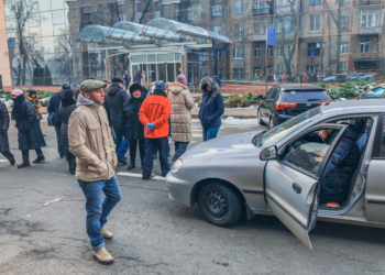 В Киеве жители перекрыли улицу из-за холодных батарей в домах: произошла потасовка