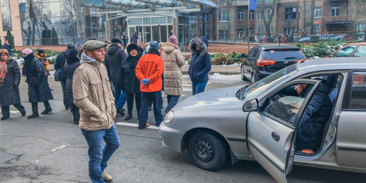 В Киеве жители перекрыли улицу из-за холодных батарей в домах: произошла потасовка