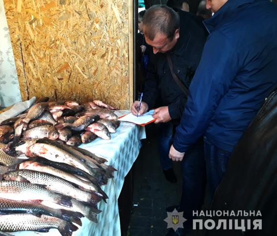 В Николаеве полицейские с рыбинспекторами прошлись по рынкам – составили 7 протоколов и изъяли 30 кг рыбы 5