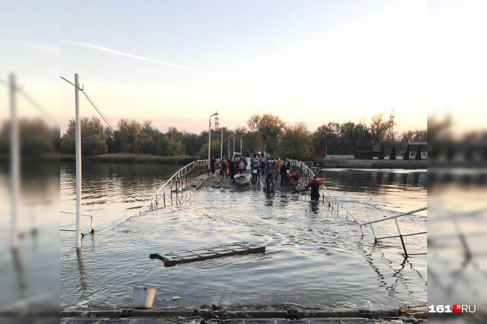 В Ростове-на-Дону затонул понтонный мост на Зеленый остров, на котором остались люди 1