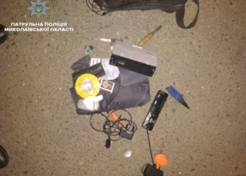 В Ингульском районе Николаева патрульные задержали мужчин, обворовывающих припаркованные автомобили