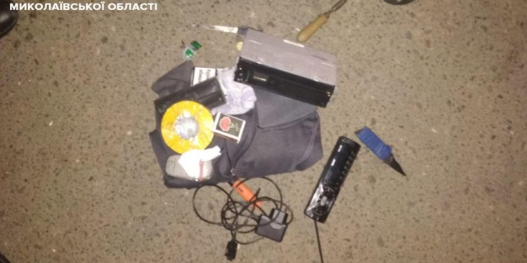 В Ингульском районе Николаева патрульные задержали мужчин, обворовывающих припаркованные автомобили