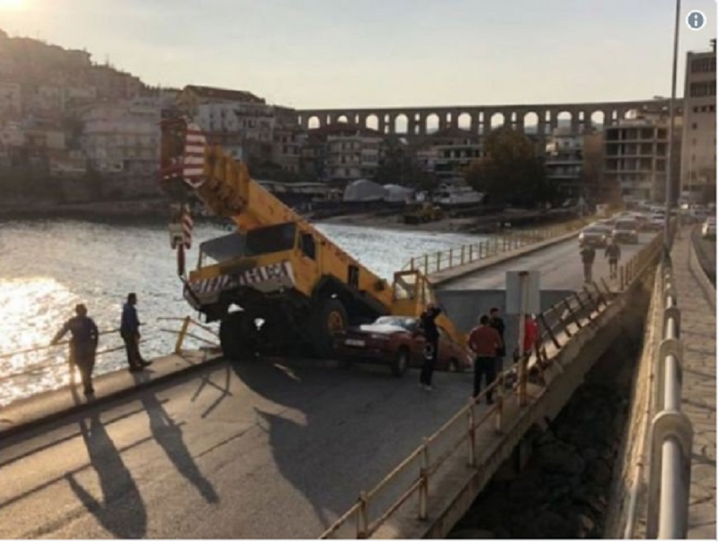 В Греции обвалился автомобильный мост – не выдержал веса автокрана 5