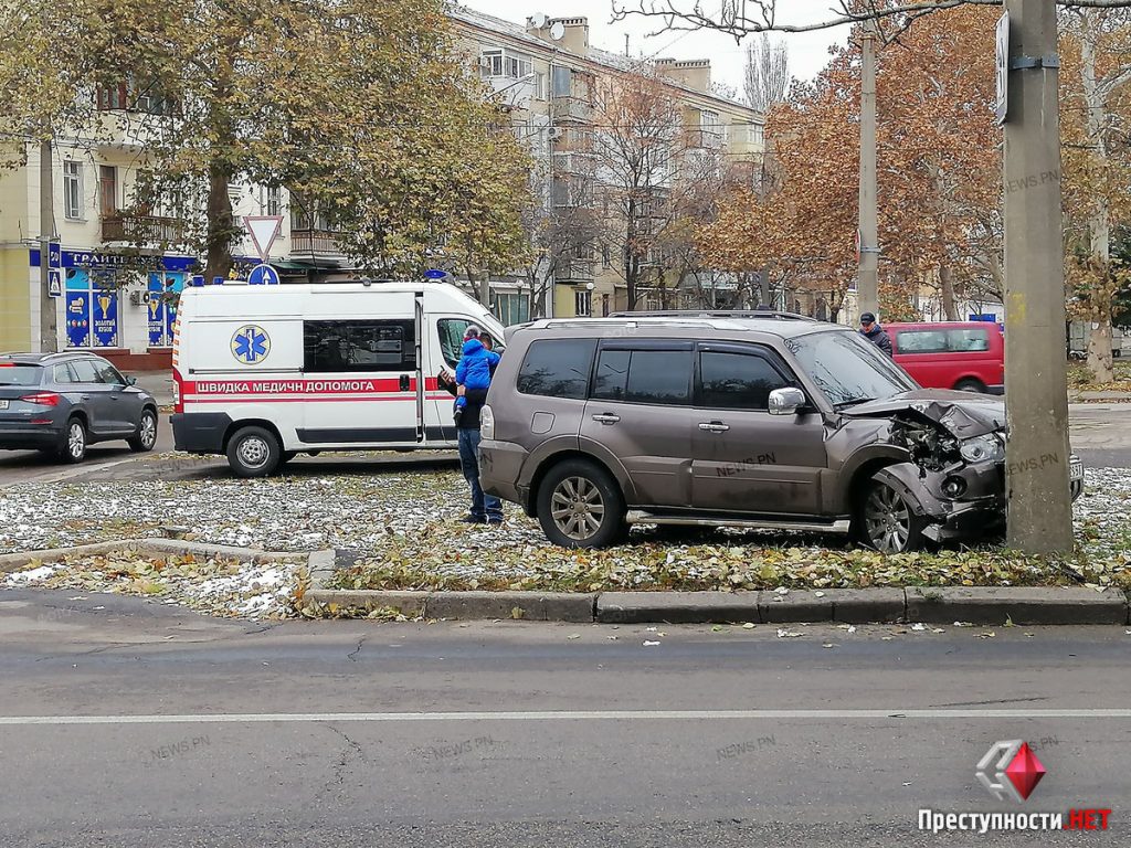 Водитель «Mitsubishi» в центре Николаеве, уклоняясь от другой машины, въехал в столб – пострадал ребенок 1