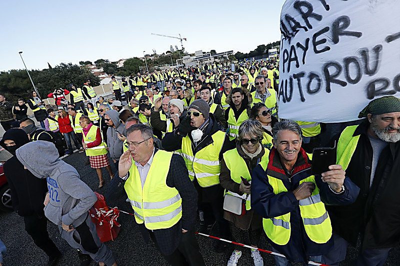 Во Франции продолжаются протесты из-за повышения цен на бензин: пострадали уже более 400 человек 3