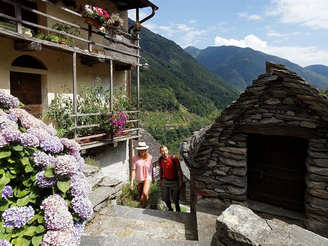 В Швейцарии крохотная деревушка становится огромной гостиницей 1