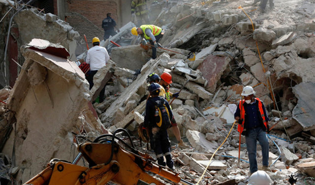 В Москве бизнес-центр рухнул на дорогу с машинами. Момент обрушения сняли на камеру