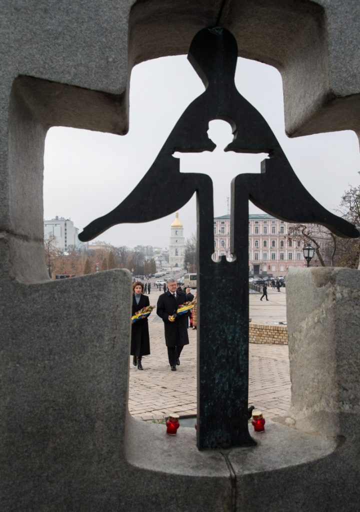 Украина чтит память жертв голодоморов. Порошенко с женой возложили колоски к Памятному знаку 3
