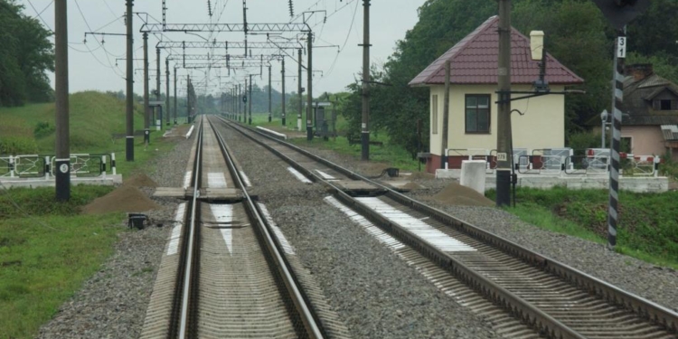 В Корабельном районе локомотив сбил женщину на переезде