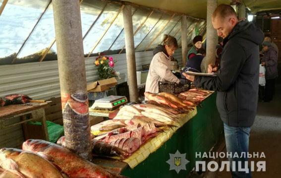 В Николаеве полицейские с рыбинспекторами прошлись по рынкам – составили 7 протоколов и изъяли 30 кг рыбы 7