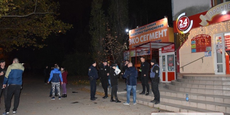 Девушка ранила парня ножом в центре Николаева