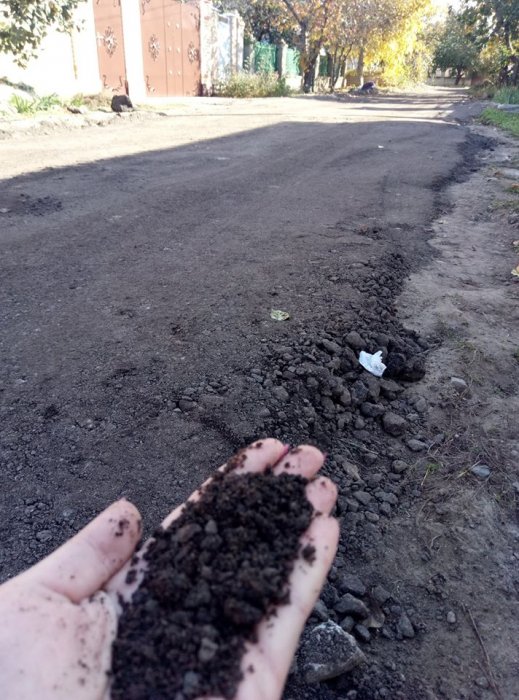 «Асфальт просто рассыпался под ногами»: в Ингульском районе укладка дороги продержалась всего несколько дней 2