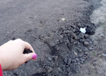 «Асфальт просто рассыпался под ногами»: в Ингульском районе укладка дороги продержалась всего несколько дней