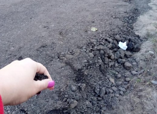 «Асфальт просто рассыпался под ногами»: в Ингульском районе укладка дороги продержалась всего несколько дней