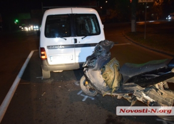 Пьяный мопедист врезался в Citroen на проспекте Богоявленском