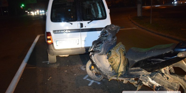 Пьяный мопедист врезался в Citroen на проспекте Богоявленском