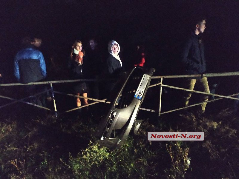 На Николаевщине водитель «Пежо» врезался в армейский грузовик 5