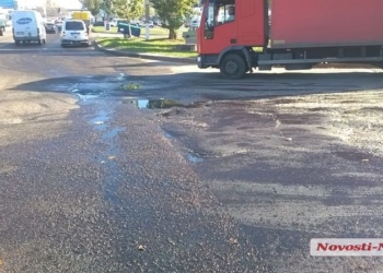 Бензовоз залил топливом несколько кварталов на Троицкой