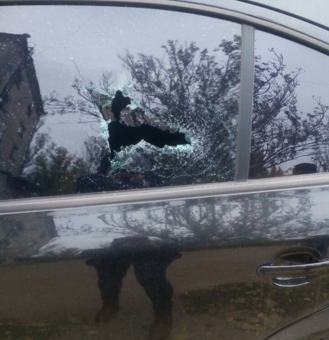 Пьяный дебошир с молотком разбил офисные окна и автомобили в Николаеве 1