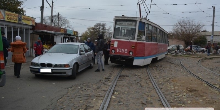 Водитель BMW на «евробляхах» спровоцировал ДТП с трамваем в центре Николаева