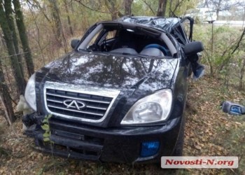Под Николаевом перевернулся автомобиль Chery. Пострадали четыре человека