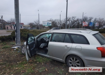 В Николаеве девушка среди бела дня уснула за рулем Toyota и врезалась в столб