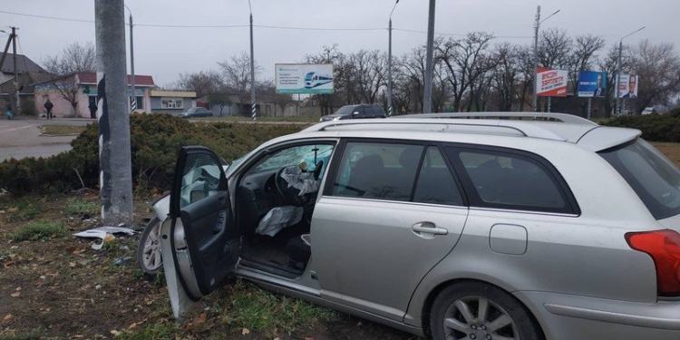 В Николаеве девушка среди бела дня уснула за рулем Toyota и врезалась в столб