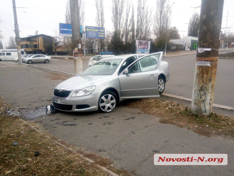 В Николаеве пьяный автомойщик неудачно покатался на автомобиле клиента 3