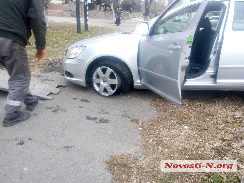 В Николаеве пьяный автомойщик неудачно покатался на автомобиле клиента 9