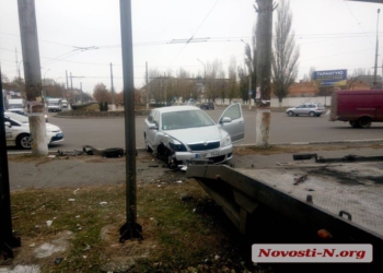 В Николаеве пьяный автомойщик неудачно покатался на автомобиле клиента