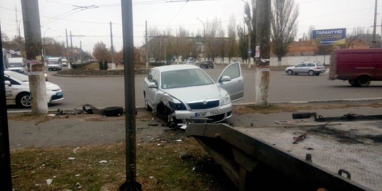 В Николаеве пьяный автомойщик неудачно покатался на автомобиле клиента