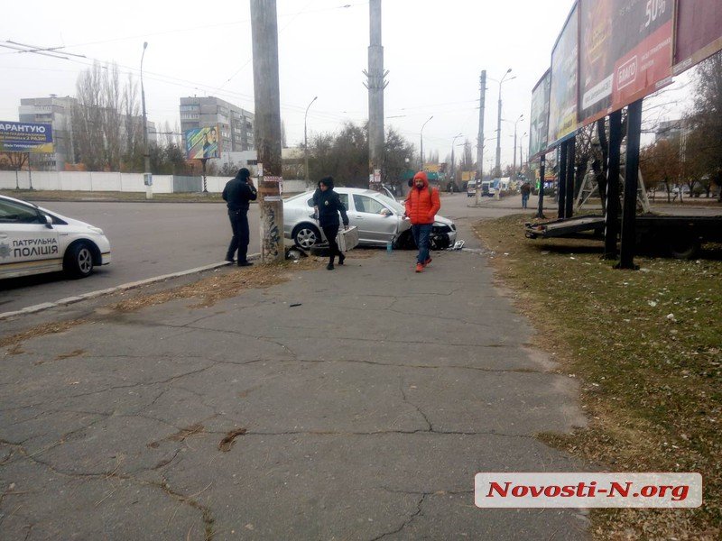 В Николаеве пьяный автомойщик неудачно покатался на автомобиле клиента 17