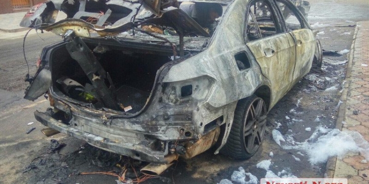 Ночью в Николаеве сгорел «Мерседес». Владельцы уверяют, что его сожгли