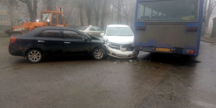 На Богоявленском проспекте столкнулись автобус и две «легковушки»: одного человека увезла «скорая», образовалась пробка