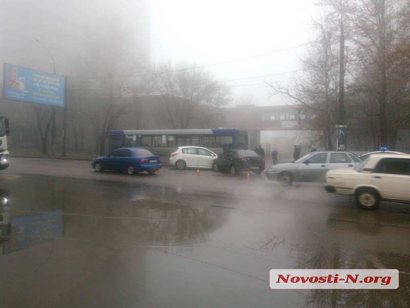 На Богоявленском проспекте столкнулись автобус и две «легковушки»: одного человека увезла «скорая», образовалась пробка 3