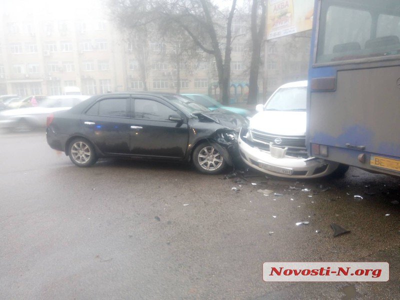 На Богоявленском проспекте столкнулись автобус и две «легковушки»: одного человека увезла «скорая», образовалась пробка 5