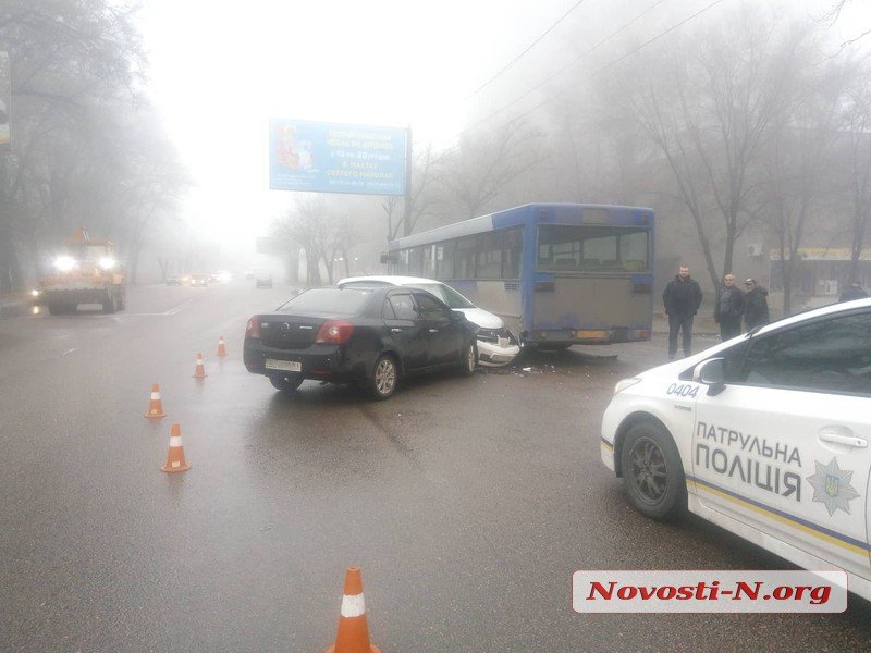 На Богоявленском проспекте столкнулись автобус и две «легковушки»: одного человека увезла «скорая», образовалась пробка 7