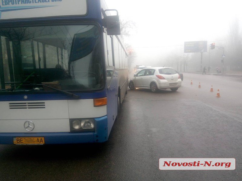 На Богоявленском проспекте столкнулись автобус и две «легковушки»: одного человека увезла «скорая», образовалась пробка 9