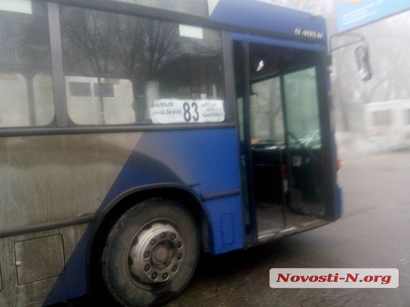 На Богоявленском проспекте столкнулись автобус и две «легковушки»: одного человека увезла «скорая», образовалась пробка 11