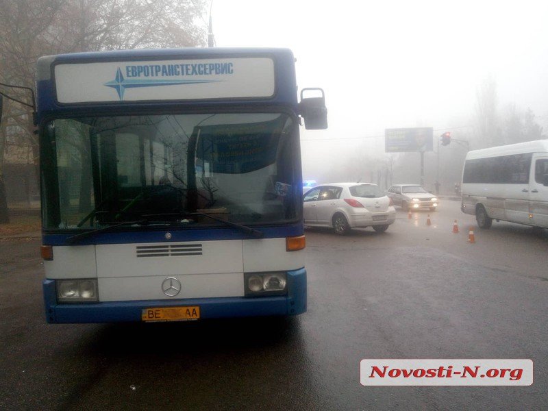 На Богоявленском проспекте столкнулись автобус и две «легковушки»: одного человека увезла «скорая», образовалась пробка 13