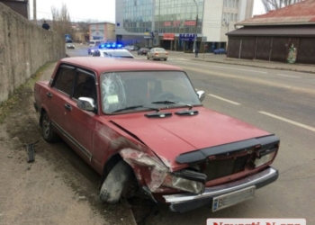 В Николаеве «ВАЗ» после столкновения вылетел на тротуар и сбил двух пешеходов