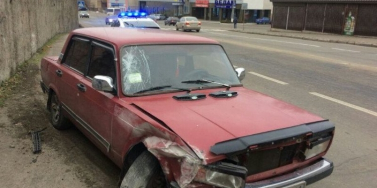 В Николаеве «ВАЗ» после столкновения вылетел на тротуар и сбил двух пешеходов